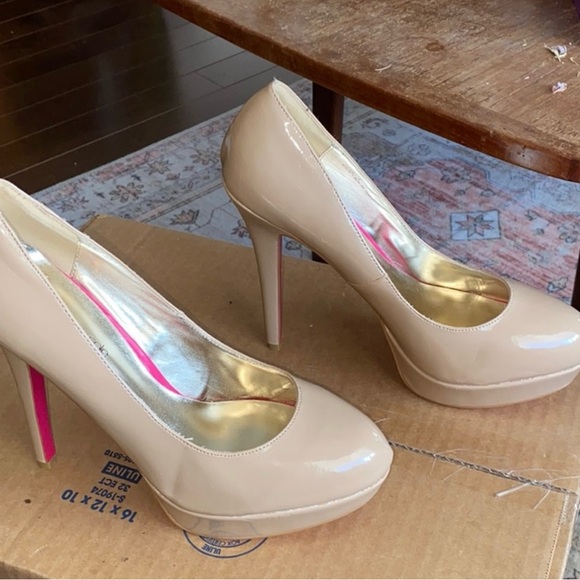 Signature Sole By Shoe Dazzle, Beige Chanelle Stillettos With Pink Soles - Picture 2 of 6
